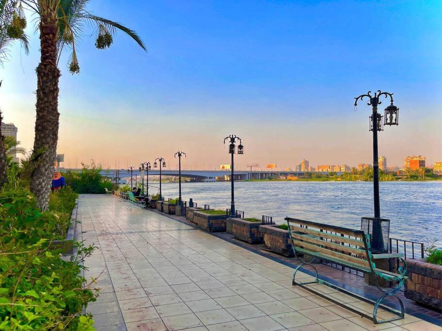 Charm Beside Nile River Le Caire